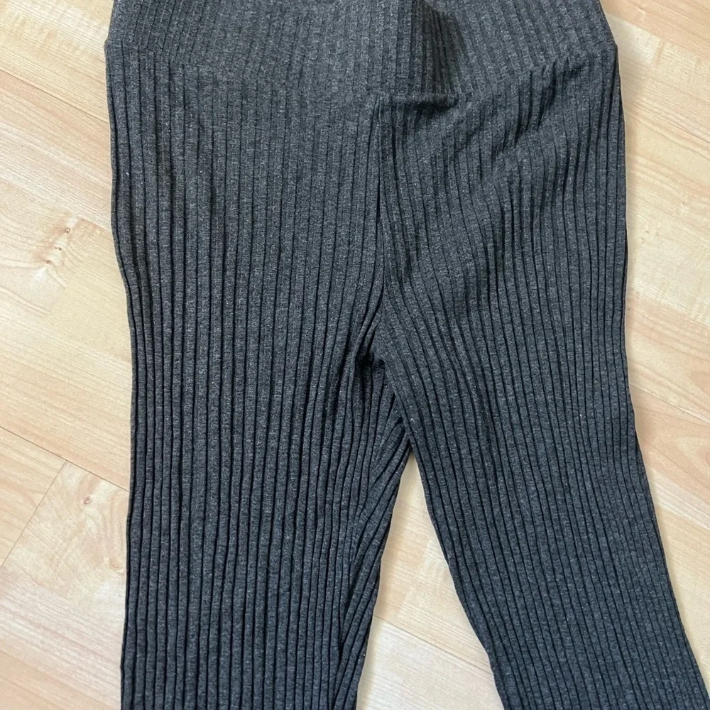 Cale‎ grey ribbed flare leggings